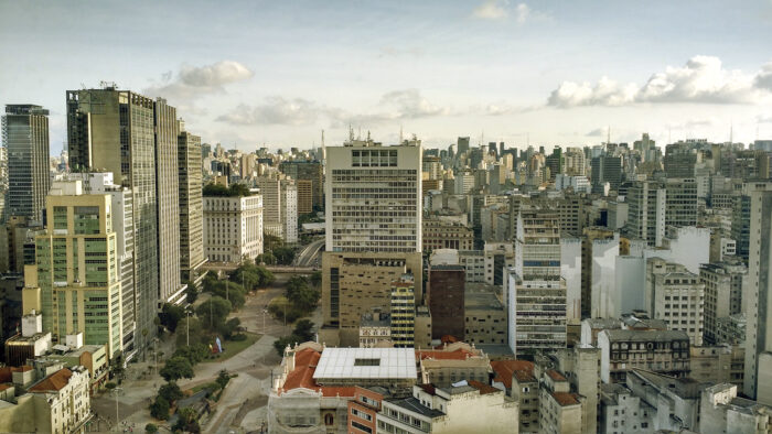 /19992pag04_Le_Monde_Edicao_160_BR-Cidades_Foto_Jonas_Pacheco-Unsplash-e1604086060647.jpg